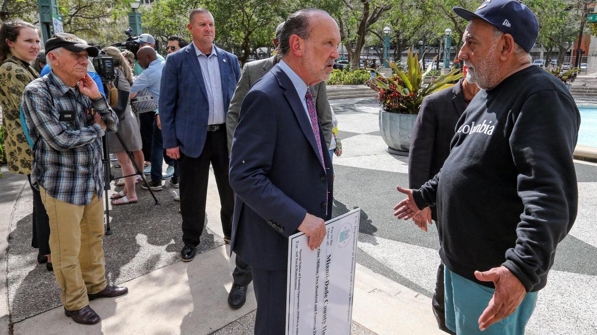 Ron Book, presidente del Homeless Trust de Miami, habla con Lázaro Ramos, de 70 años, quien busca refugio después que Marion McFadden, subsecretaria adjunta del Departamento de Vivienda y Desarrollo Urbano, habló de la asistencia financiera para ayudar a los desamparados, en una imagen del 2 de febrero de 2023 en Miami.