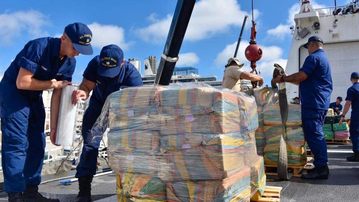 Coast Guard Cutter Hamilton’s crew wraps bales of drugs at Port Everglades Nov. 22, 2021.
