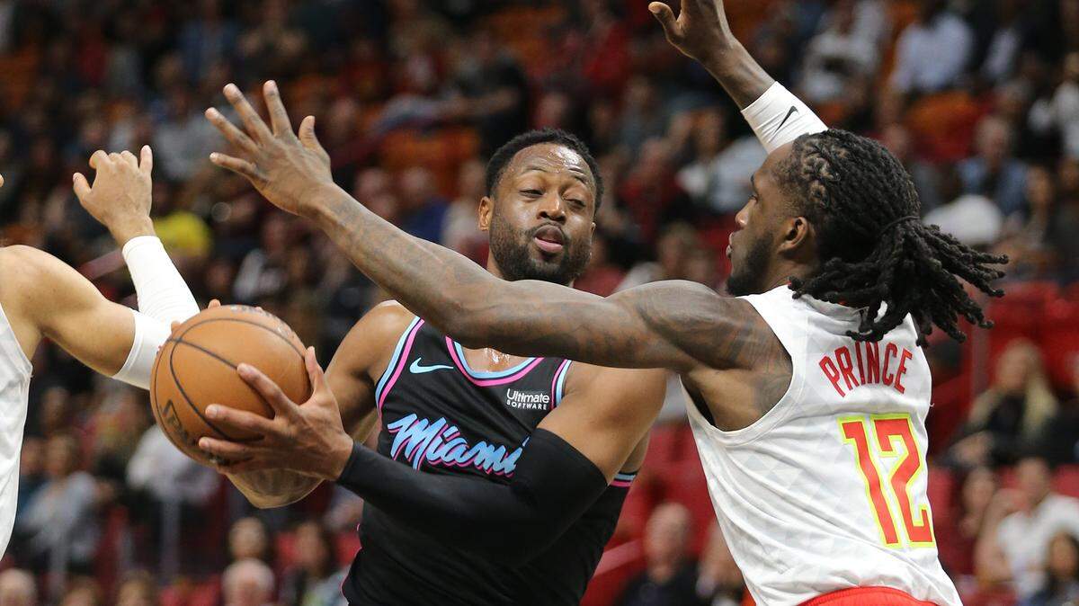 El defensa del Heat Dwyane Wade trata de pasar el balón ante el delantero de los Hawks Taurean Prince, el 27 de noviembre en el American Airlines Arena en Miami.