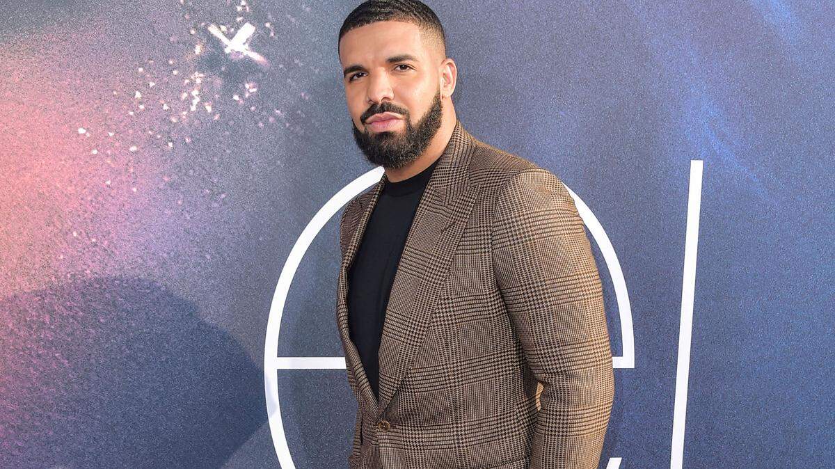 (FILE) Drake Makes Historic Debut at No. 1 on Billboard Hot 100 With ‘Toosie Slide’. He becomes the first male act with three No. 1 arrivals, as he scores his seventh total topper. HOLLYWOOD, LOS ANGELES, CALIFORNIA, USA - JUNE 04: Rapper Drake wearing Tom Ford arrives at the Los Angeles Premiere Of HBO’s ‘Euphoria’ held at the ArcLight Cinerama Dome on June 4, 2019 in Hollywood, Los Angeles, California, United States. (Photo by Image Press Agency/Sipa USA)