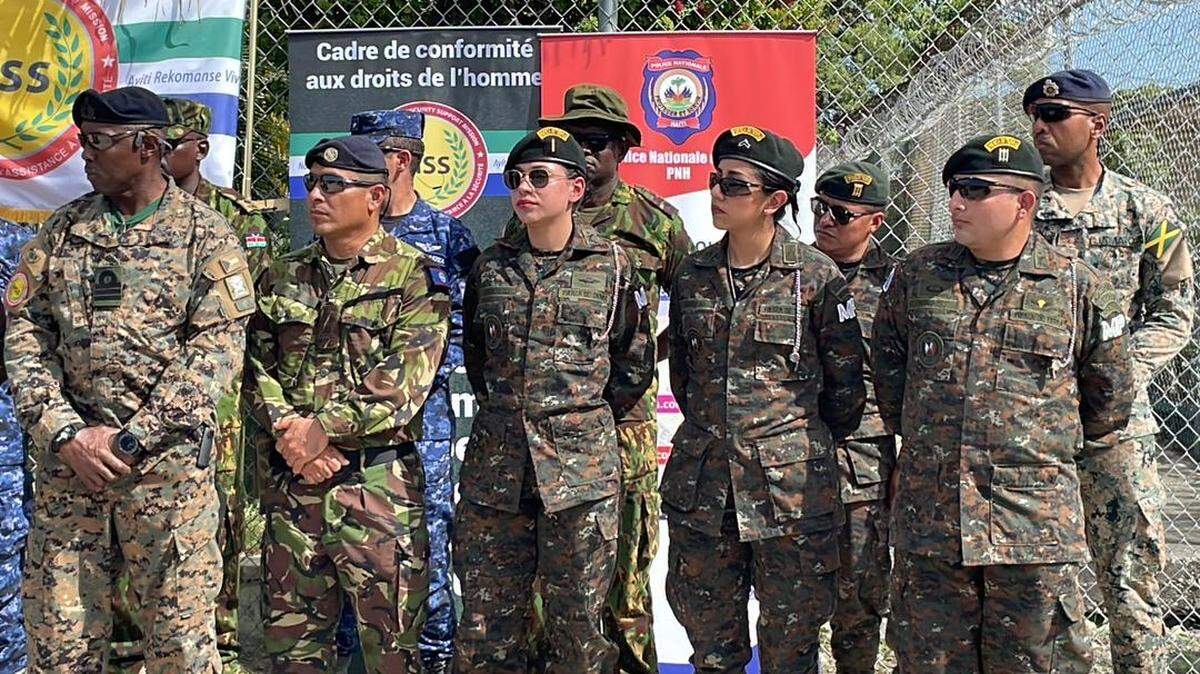 Un segundo contingente de soldados guatemaltecos llegó a Haití el sábado 4 de enero de 2025 para unirse a la misión de Apoyo Multinacional de Seguridad liderada por Kenia para combatir a las pandillas armadas. Guatemala había acordado desplegar 150 policías militares para ayudar a Haití. Junto con un equipo avanzado de ocho soldados de El Salvador que llegaron el día anterior con otros guatemaltecos, son las primeras fuerzas de América Latina en sumarse a la misión.