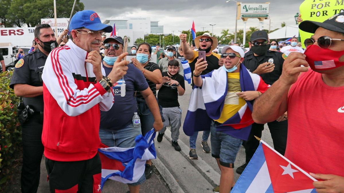 Edmundo García es increpado por una multitud mientras la Policía de Miami lo escolta durante una manifestación frente al restaurante Versalles en Miami en apoyo a los artistas cubanos arrestados en Cuba por el gobierno cubano, el sábado 28 de noviembre de 2020.