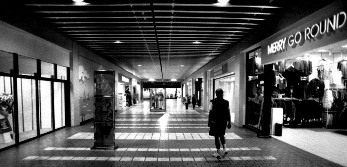A shopping corridor at Omni in 1992.
