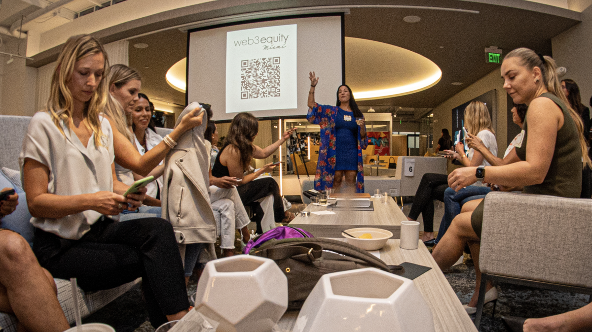 Michelle Abbs (centro) es la fundadora de Web3 Equity, una comunidad de criptomonedas y NFT centrada en el empoderamiento de las mujeres en el espacio tecnológico.