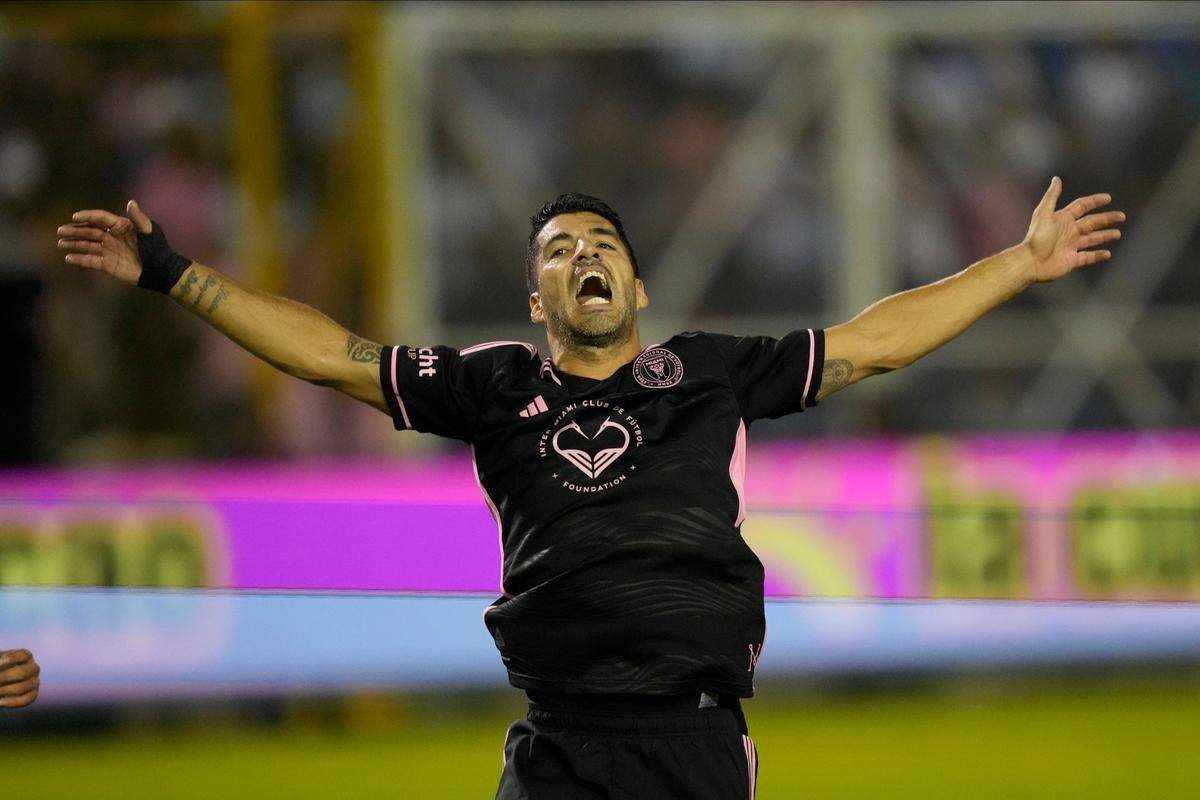 Inter Miami’s Luis Suarez reacts after missing a chance to score a goal during a friendly match against El Salvador’s national soccer team at the Cuscatlan stadium in San Salvador, El Salvador, Friday, Jan. 19, 2024. (AP Photo/Moises Castillo)