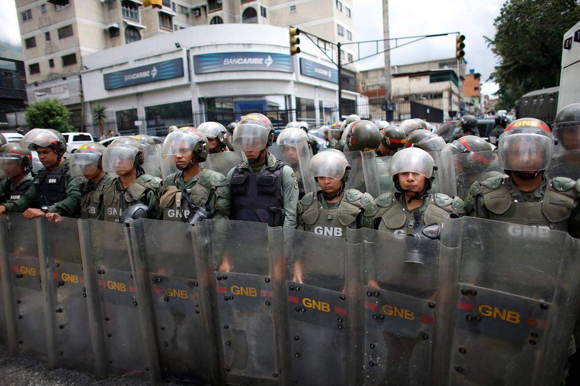 Miembros de la Guardia Nacional de Venezuela bloquean el avance de una manifestación de protesta que se dirigía a la sede de la empresa nacional eléctrica en Caracas el 24 de octubre de 2019. Los manifestantes se movilizaron en apoyo a los habitantes del estado Zulia, que sufre a diario apagones que duran hasta 20 horas.