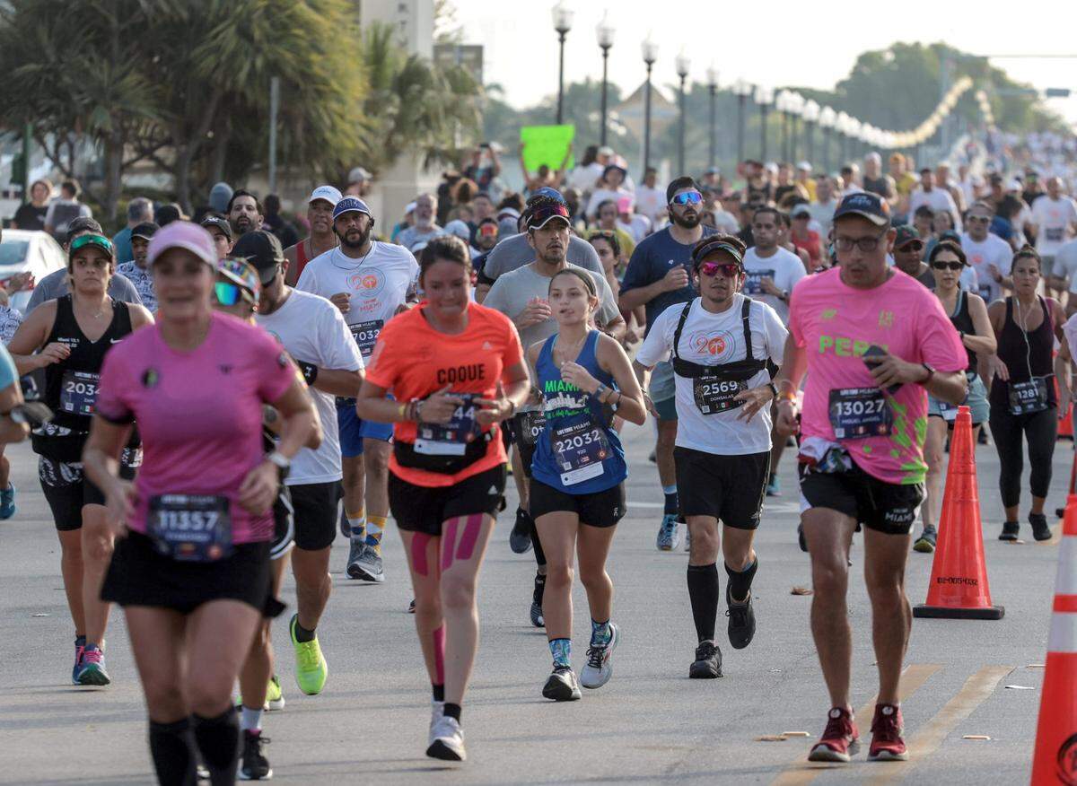 Un grupo de corredores participan en la vigésima edición del Life Time Maratón de Miami, el domingo 6 de febrero de 2022. Se inscribieron más de 15,000 personas para el maratón y el medio maratón.