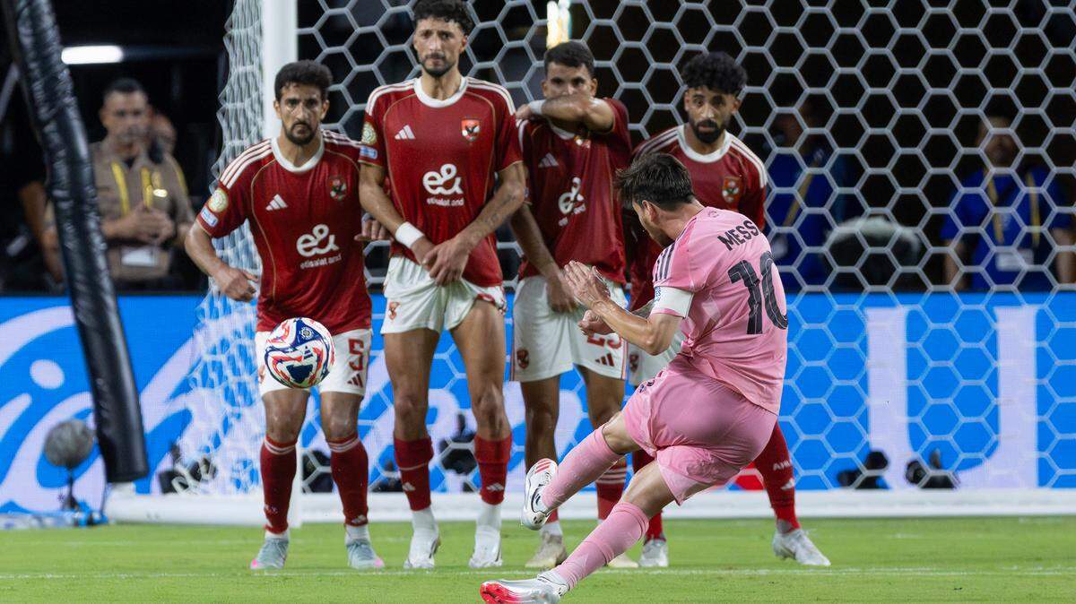 El delantero del Inter Miami Lionel Messi lanza un tiro libre ante el Al Ahly, en el partido inaugural del Mundial de Clubes celebrado el pasado 14 de junio en el Hard Rock Stadium en Miami Gardens, Florida. 