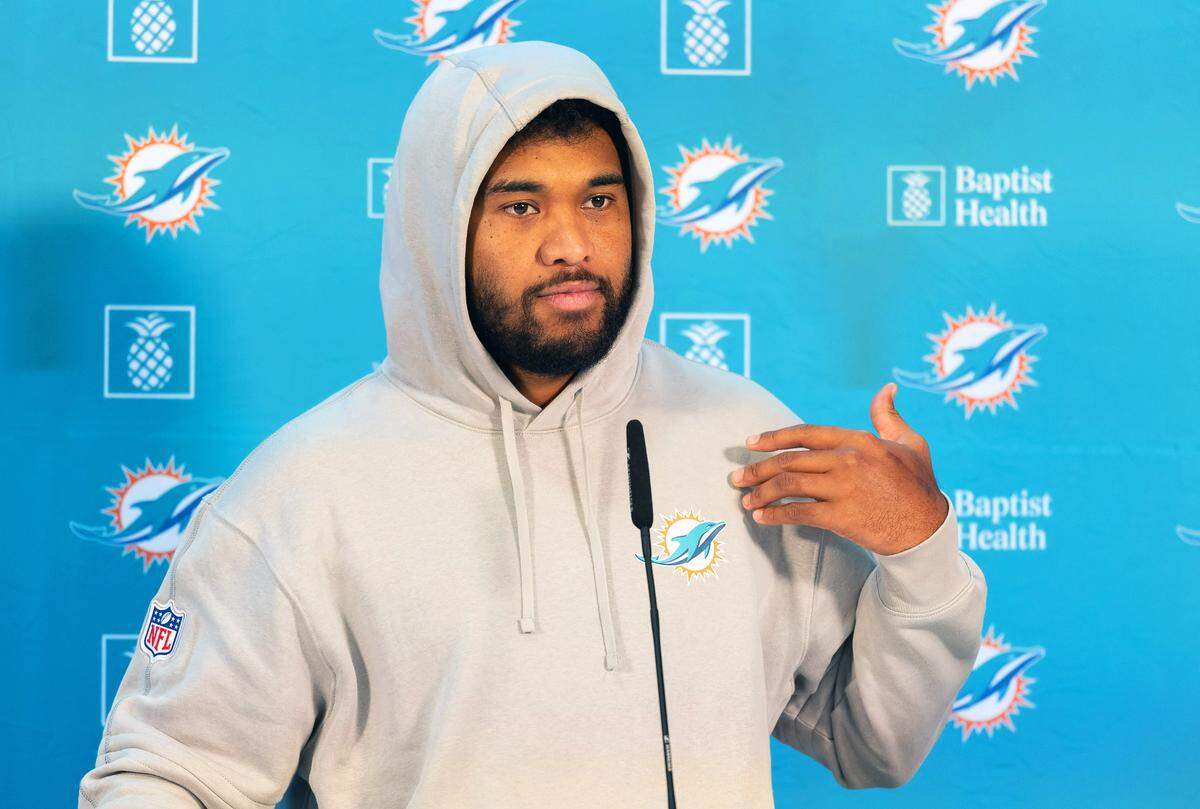 01 November 2023, Hesse, Frankfurt/Main: American Football: NFL, Before the season game Kansas City Chiefs vs Miami Dolphins, Dolphins media roundtable. Quarterback Tua Tagovailoa speaks at the press conference. Photo: Jürgen Kessler/dpa/Sipa USA