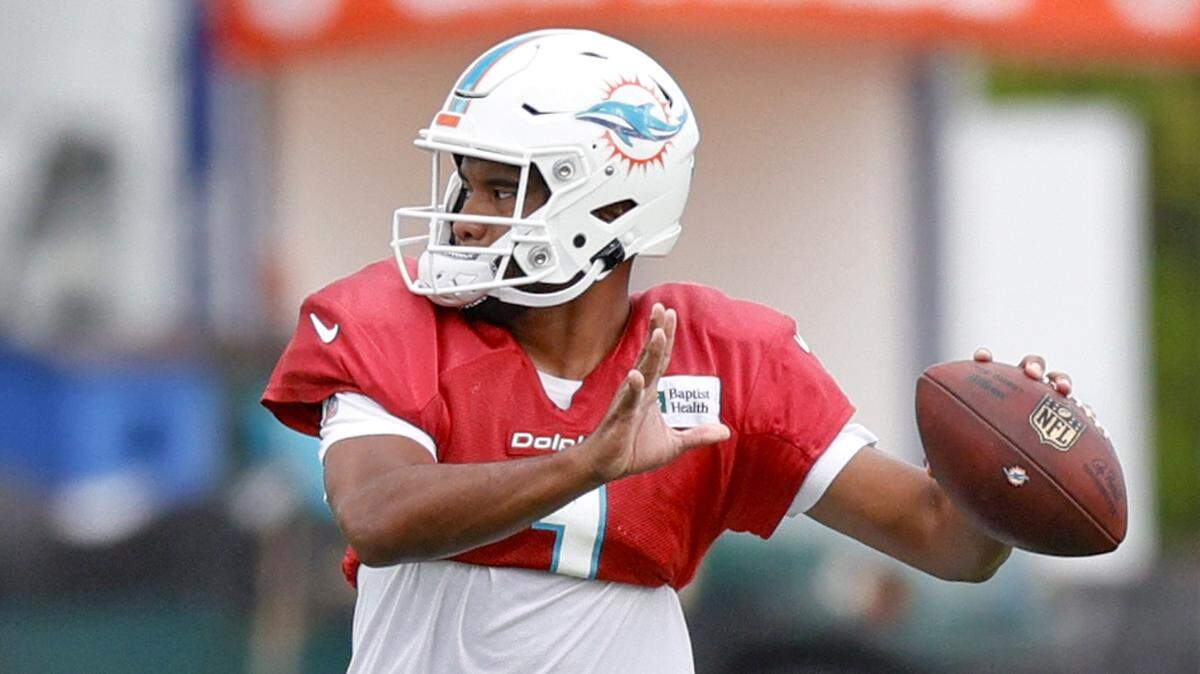 Miami Dolphins quarterback Tua Tagovailoa (1) sets up to pass during practice at Baptist Health Training Complex in Hard Rock Stadium on Wednesday, December 15, 2021 in Miami Gardens, Florida, in preparation for their game against the New York Jets at Hard Rock Stadium on Sunday. (David Santiago Photo / Miami Herald)
