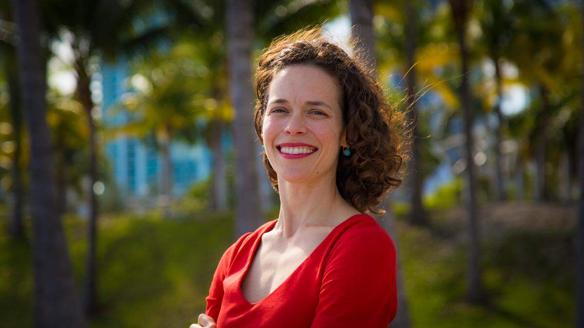 Annie Lord, directora ejecutiva de Miami Homes For All, trabaja en el centro de lo que quizá sea el mayor reto del condado: ayudar a las personas con dificultades a enfrentar la crisis de asequibilidad de la vivienda.