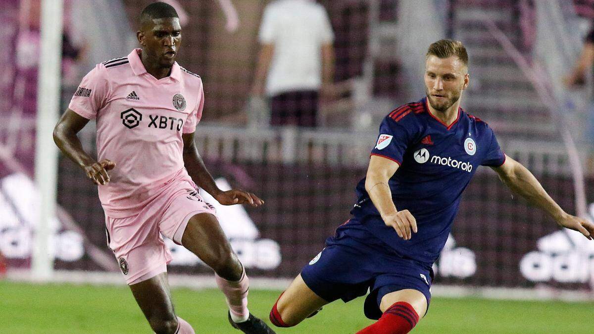 Inter Miami CF Damion Lowe takes control of the ball during the 2022 MLS season opener against Chicago Fire on Saturday, February 26, 2022 at DRV PNK Stadium in Fort Lauderdale. Andrew Uloza / for THE MIAMI HERALD