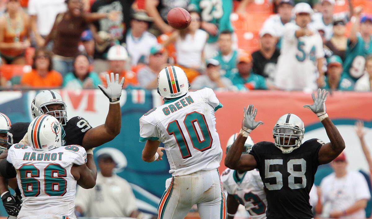 Dolphins quarterback Trent Green throws a pass over Raiders Terdell Sands (left) and Chris Clemons in the 3rd quarter against the Oakland Raiders on Sept. 30, 2007.