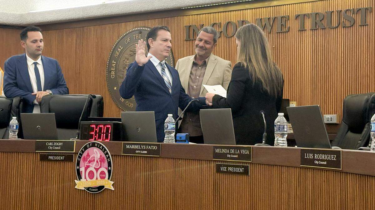 Luis González juró su cargo el martes por la noche tras ser nombrado para ocupar un puesto vacante en el Concejo Municipal de Hialeah, lo que marca su regreso al cargo después de haber perdido las elecciones de 2019. 27 de enero de 2026.