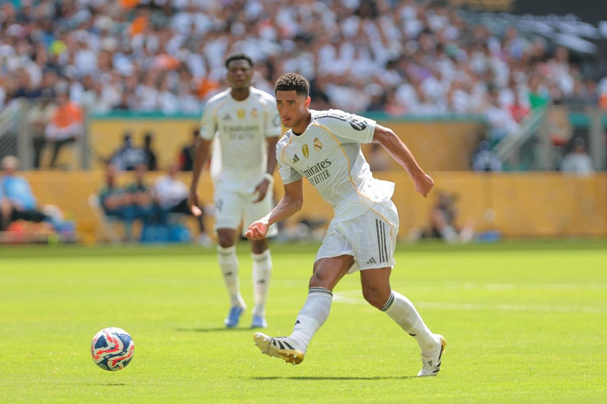 Jun 18, 2025; Miami Gardens, Florida, USA; Real Madrid CF midfielder Jude Bellingham (5) passes the ball against Al Hilal FC in the first half during a group stage match of the 2025 FIFA Club World Cup at Hard Rock Stadium. Mandatory Credit: Sam Navarro-Imagn Images