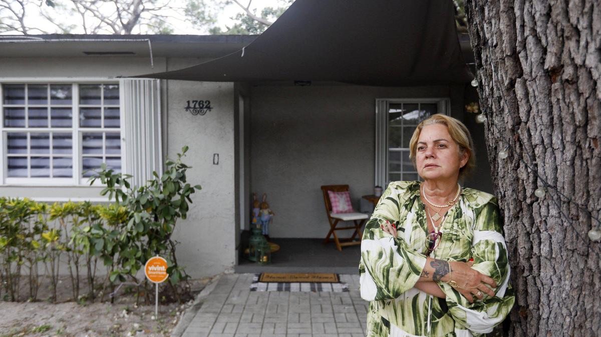 Vilma Pérez Delgado frente a su casa en North Miami el domingo 30 de marzo de 2025. Su esposo fue detenido por el ICE la semana pasada mientras sacaba la basura. Actualmente está detenido en Nuevo México y la familia ha recibido poca información sobre las circunstancias de su detención.