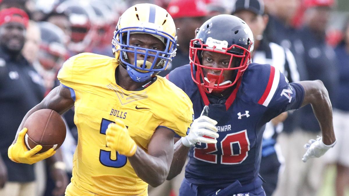 Northwestern Bull’s Jacquez Stuart (3) runs to score a touchdown against Miramar Patriots during the football game on Friday, August 24, 2018 at Miramar High.