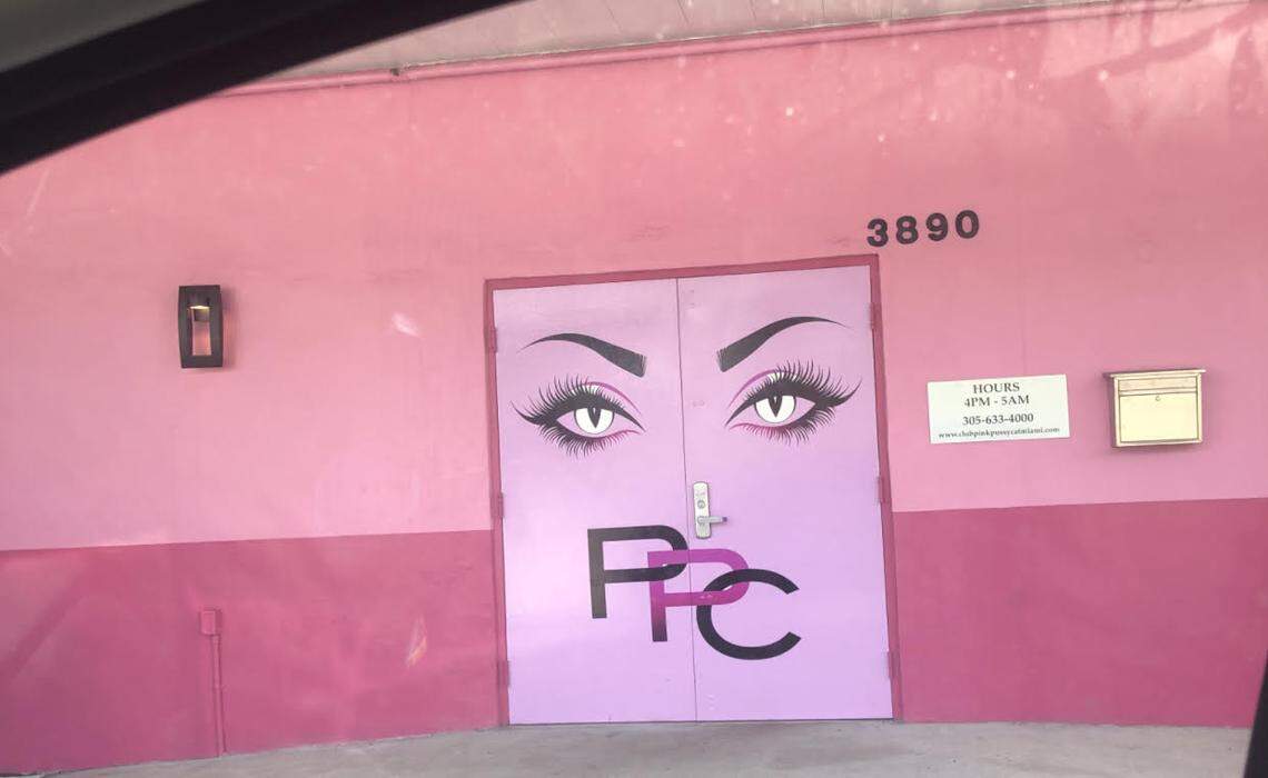 Entrada del Club Pink Pussycat.