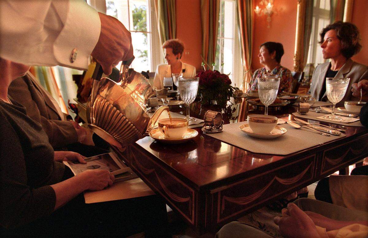 Tea is poured during Adrienne Arsht’s Breakfast, Etc. as the group networks in Arsht’s dining room on Nov. 3, 2000.