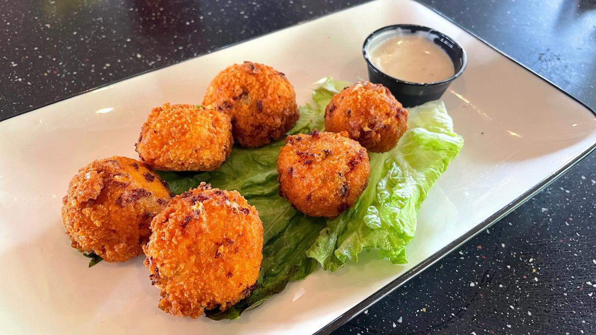 Buñuelos de queso pimiento en Cracker's Southern Dining.