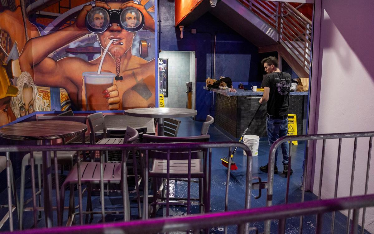 An employee at Wet Willie’s starts to close shop before city officials enforce a midnight curfew during spring break on Friday, March 15, 2024, in Miami Beach.