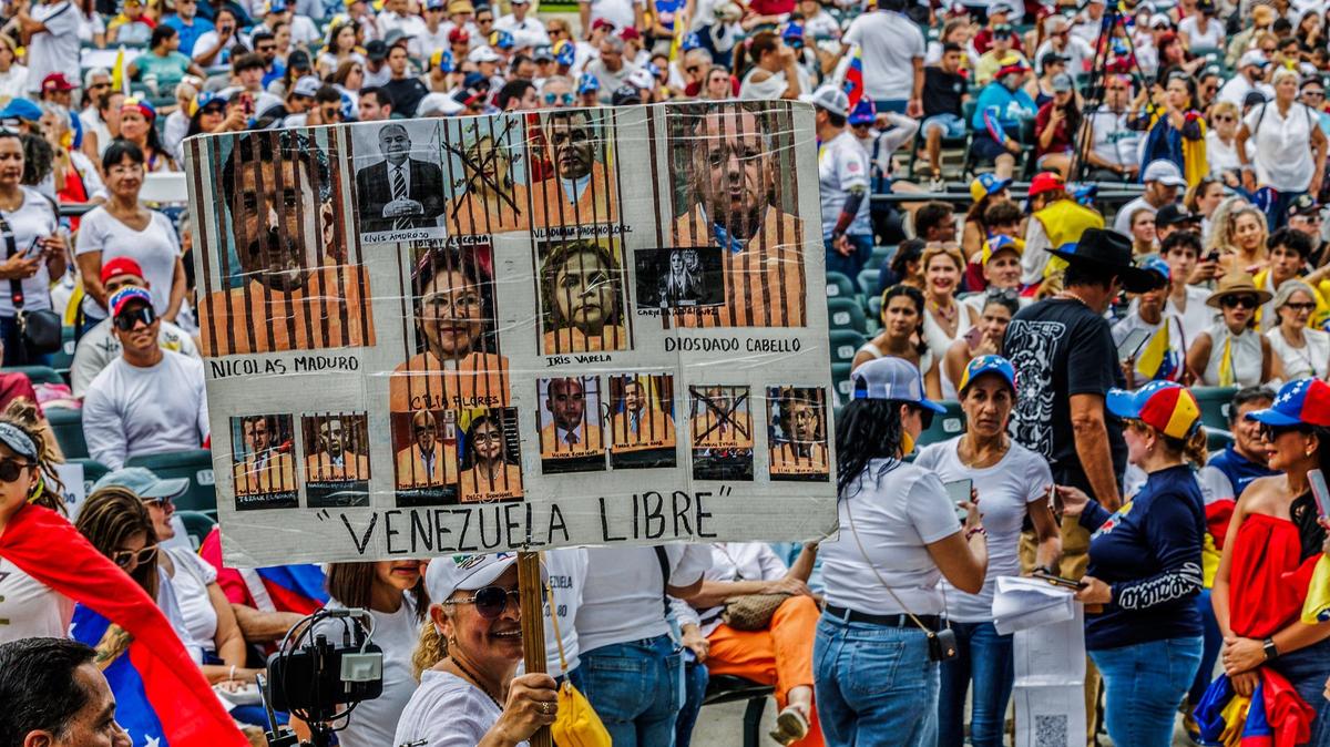 Miles de venezolanos exiliados que viven en el sur de Florida se manifestaron el sábado en el Bayfront Park del centro de Miami en apoyo a sus compatriotas en Venezuela.