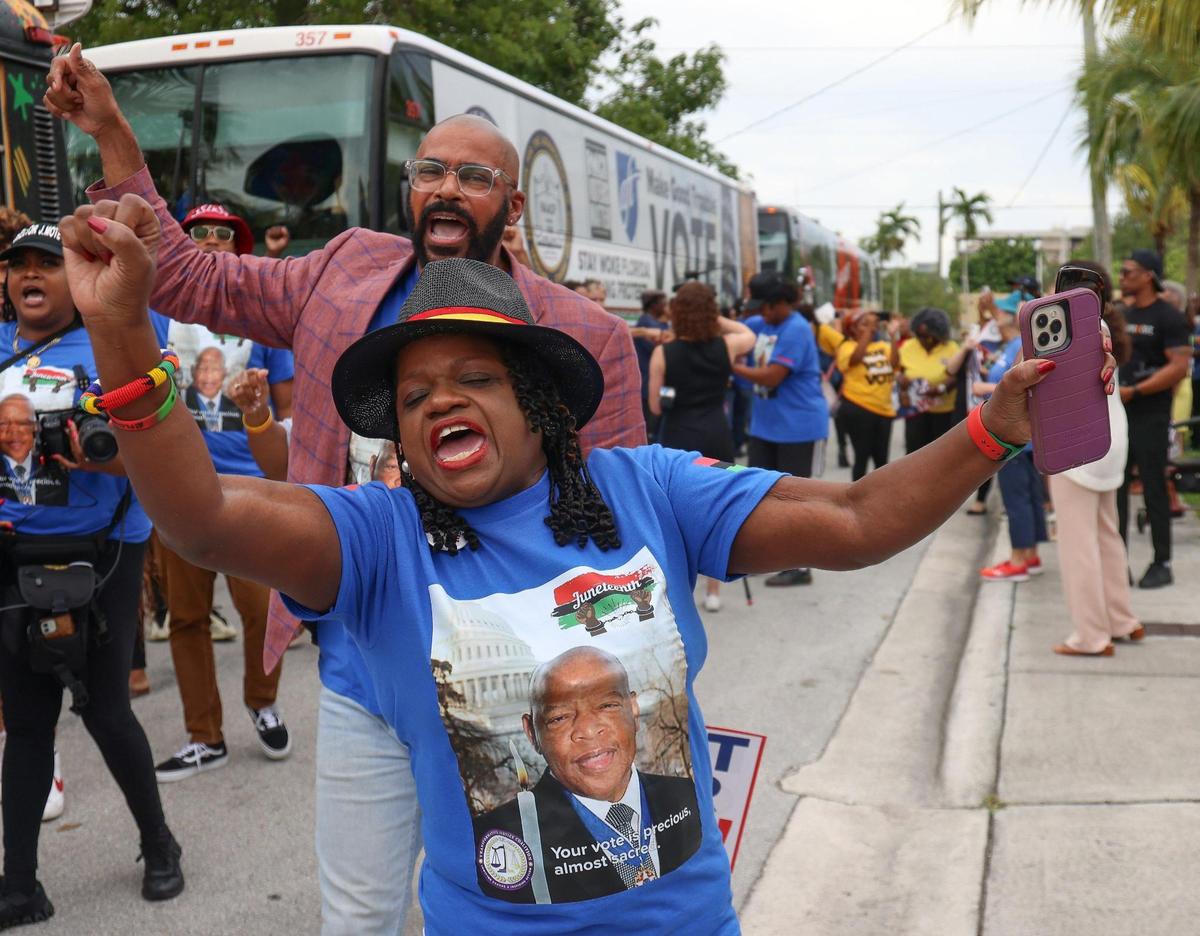 Barbara Arnwine, presidenta de Transformative Justice Coalition, una organización con sede en Washington DC, lidera a sus compañeros activistas en un cántico mientras llegan a la Mt. Olive Missionary Baptist Church, el jueves 22 de junio de 2023.