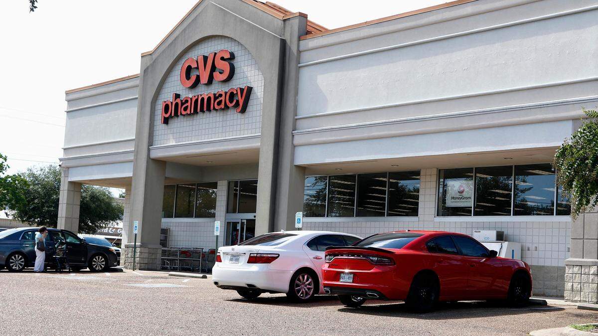 CVS has temporarily pulled Enfamil powdered baby formula off its shelves after a Florida mom told the store she found flour inside the container.