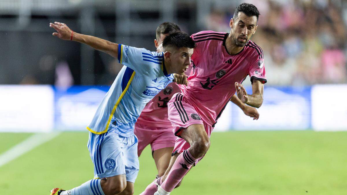 El mediocampista del Inter Miami Sergio Busquets (der.) defiende al volante del Atlanta United Thiago Almada, en el partido de la MLS celebrado el 29 de mayo de 2024 en el Chase Stadium en Fort Lauderdale, Florida.