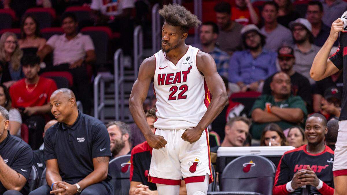 El delantero del Heat, Jimmy Butler, reacciona desde el banco durante la segunda mitad de un partido de la NBA en el Kaseya Center, el 15 de octubre de 2024, en Miami.