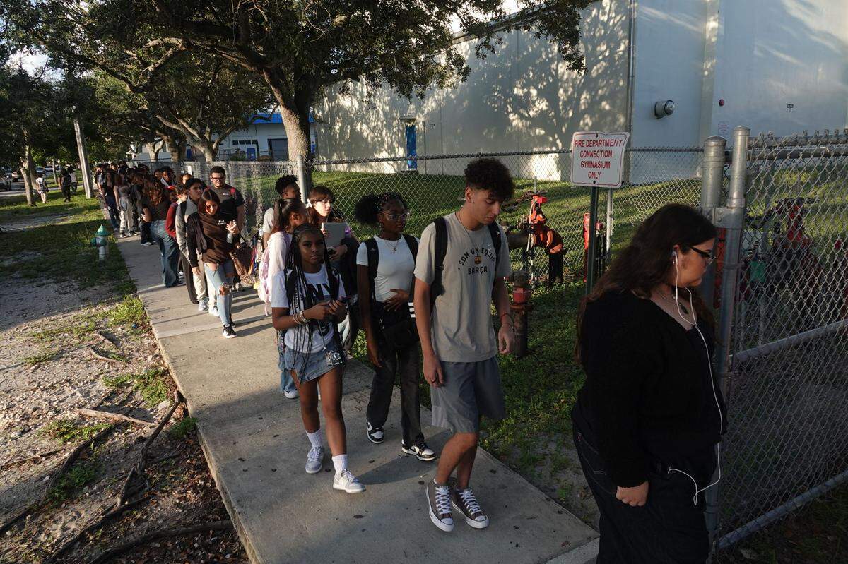 Long lines, wait times and delays at high schools in Broward County due to metal detector screening seen at Hollywood Hills High School in Hollywood on Monday, August 12, 2024. (Joe Cavaretta/South Florida Sun Sentinel)