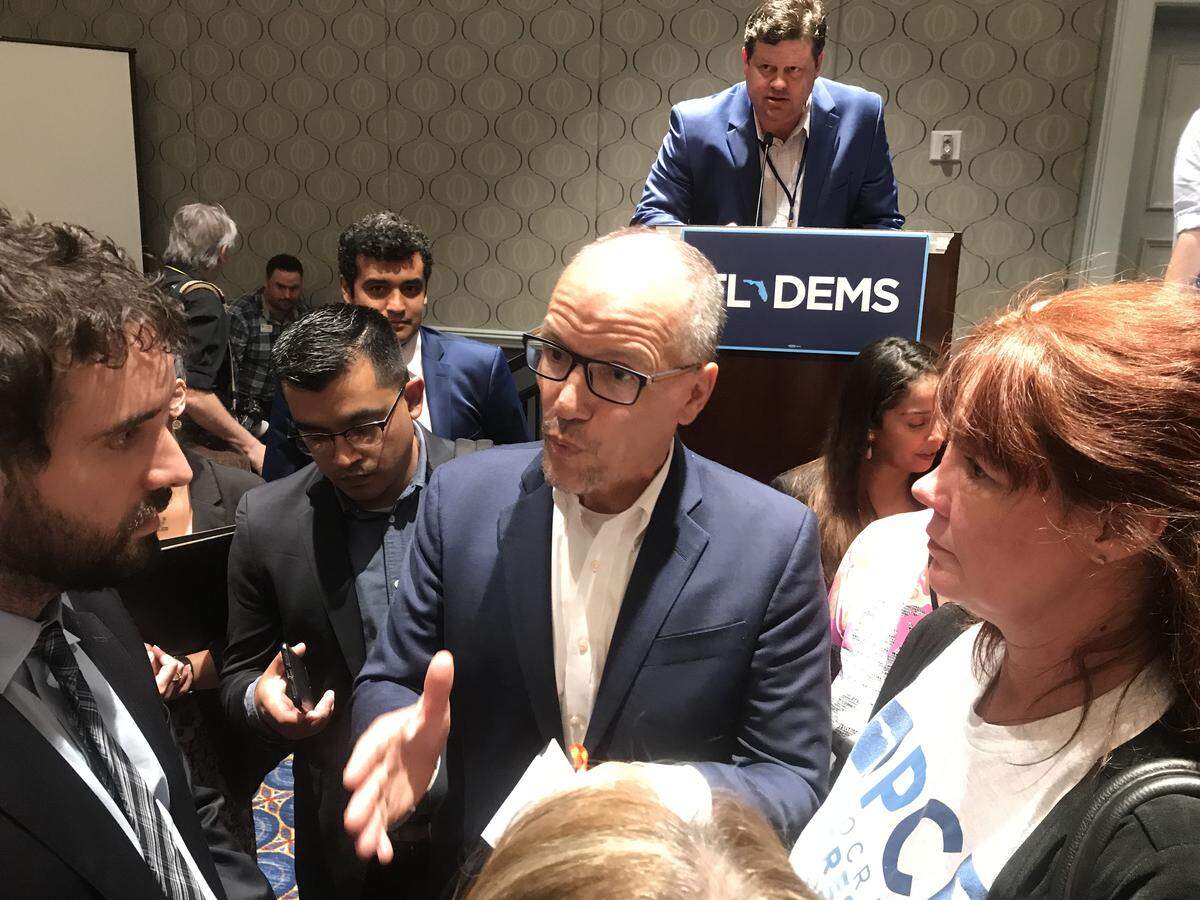 Tom Pérez (centro), presidente del Comité Nacional Demócrata responde preguntas sobre los debates de las primarias de cara a las elecciones presidenciales de 2020, después de un discurso en la conferencia anual de verano del Partido Demócrata en Disney World, en Orlando.