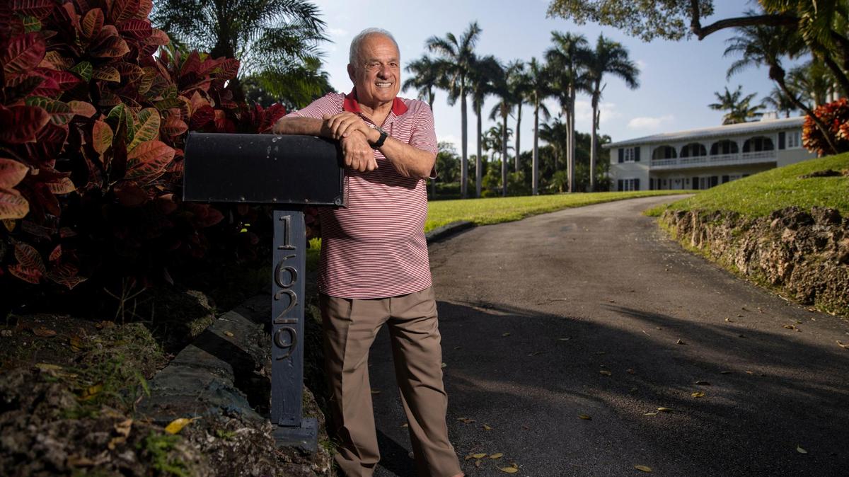 El abogado A.J. Barranco frente a su casa en South Bayshore Drive, en Coconut Grove, construida sobre uno de los terrenos más altos de Miami-Dade. Dice que esa elevación supuso una gran diferencia durante la marea ciclónica del huracán Andrew en 1992. Solo su sótano sufrió una pequeña inundación.