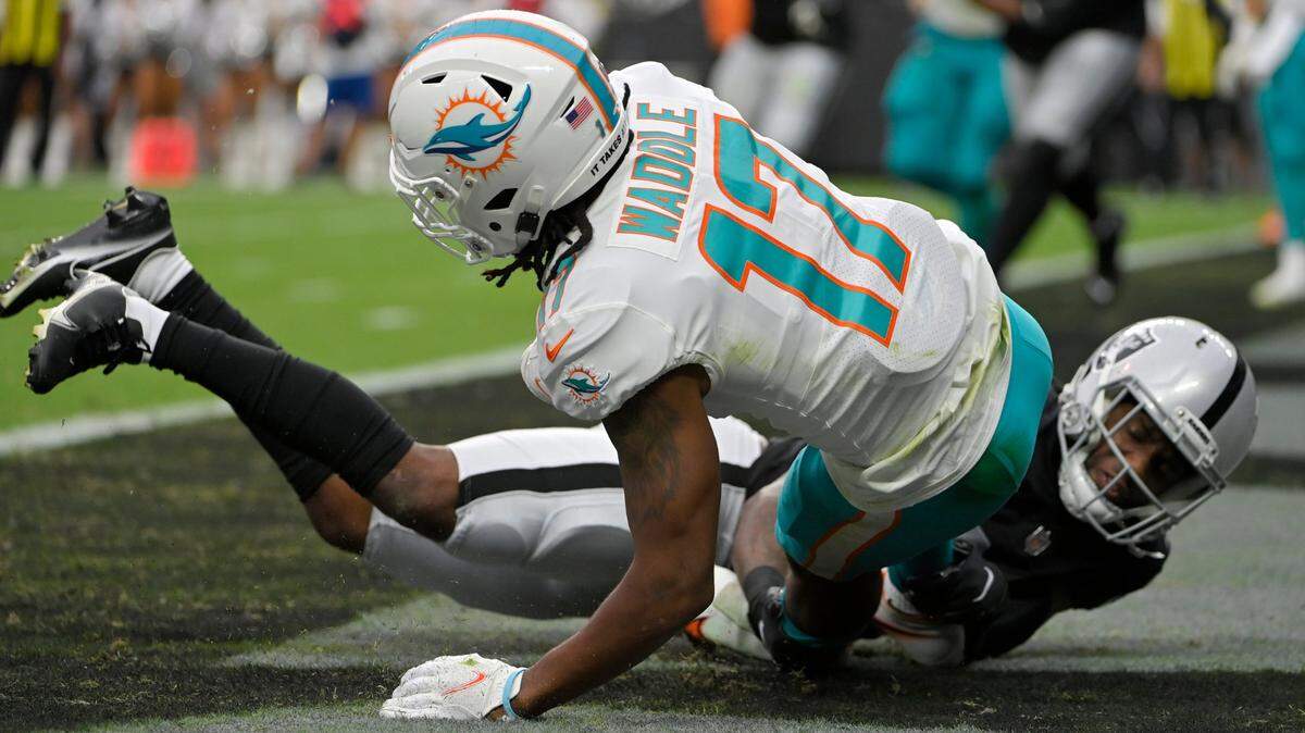 El cornerback de los Raiders de Las Vegas, Casey Hayward (29), taclea al wide receiver de los Miami Dolphins Jaylen Waddle (17)consiguiendo un safety el domingo 26 de septiembre de 2021 en Las Vegas.