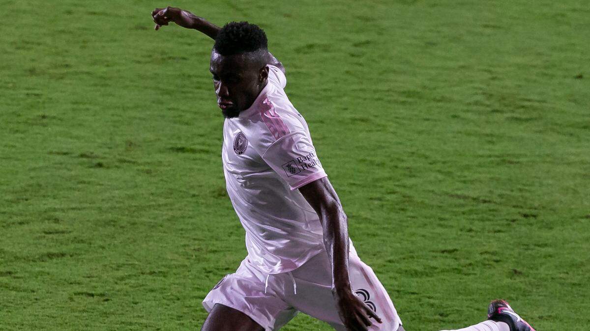 El mediocampista entre Miami Blaise Matuidi (8) patea la pelota hacia la meta durante la segunda mitad de un partido de fútbol de MLS contra el estadio de Houston Dynamo en el estadio Inter Miami CF el sábado 10 de octubre de 2020, en Fort Lauderdale, Florida.