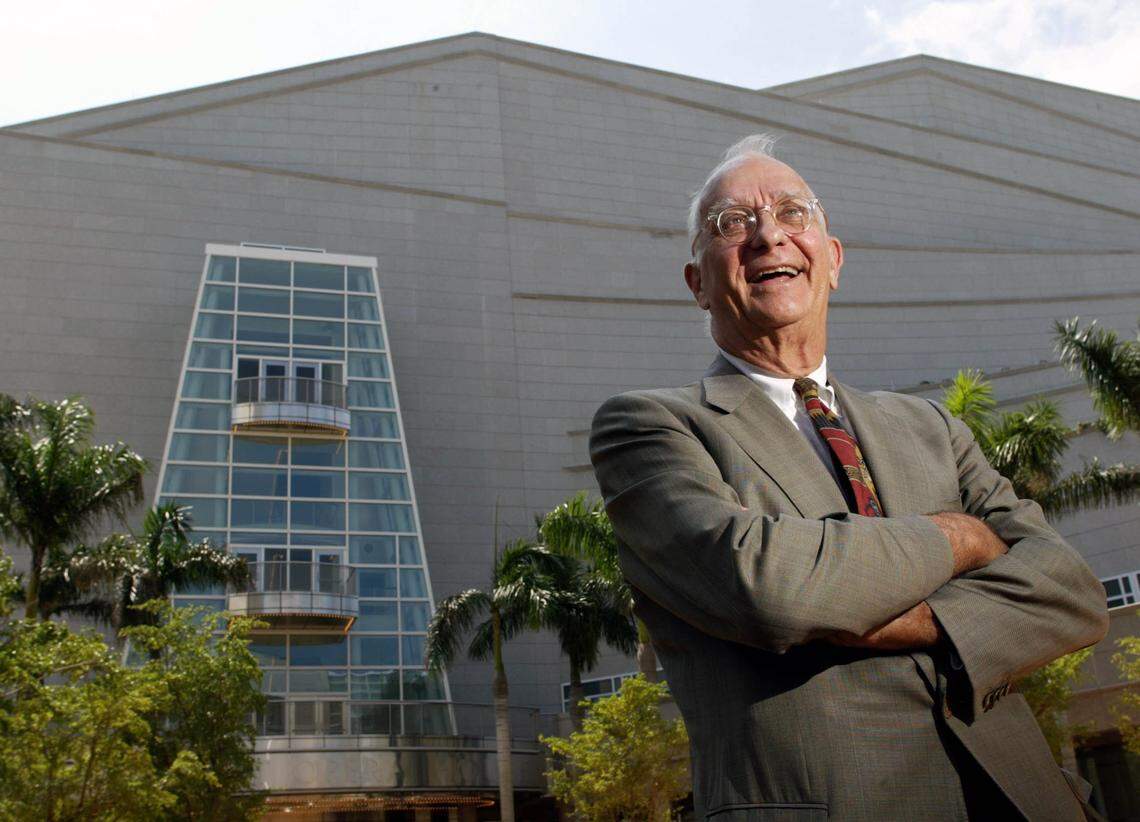 The late attorney Parker Thomson stands in 2006 at a plaza that bears his name in front of the Arsht Center for the Performing Arts, which he helped shepherd to fruition.