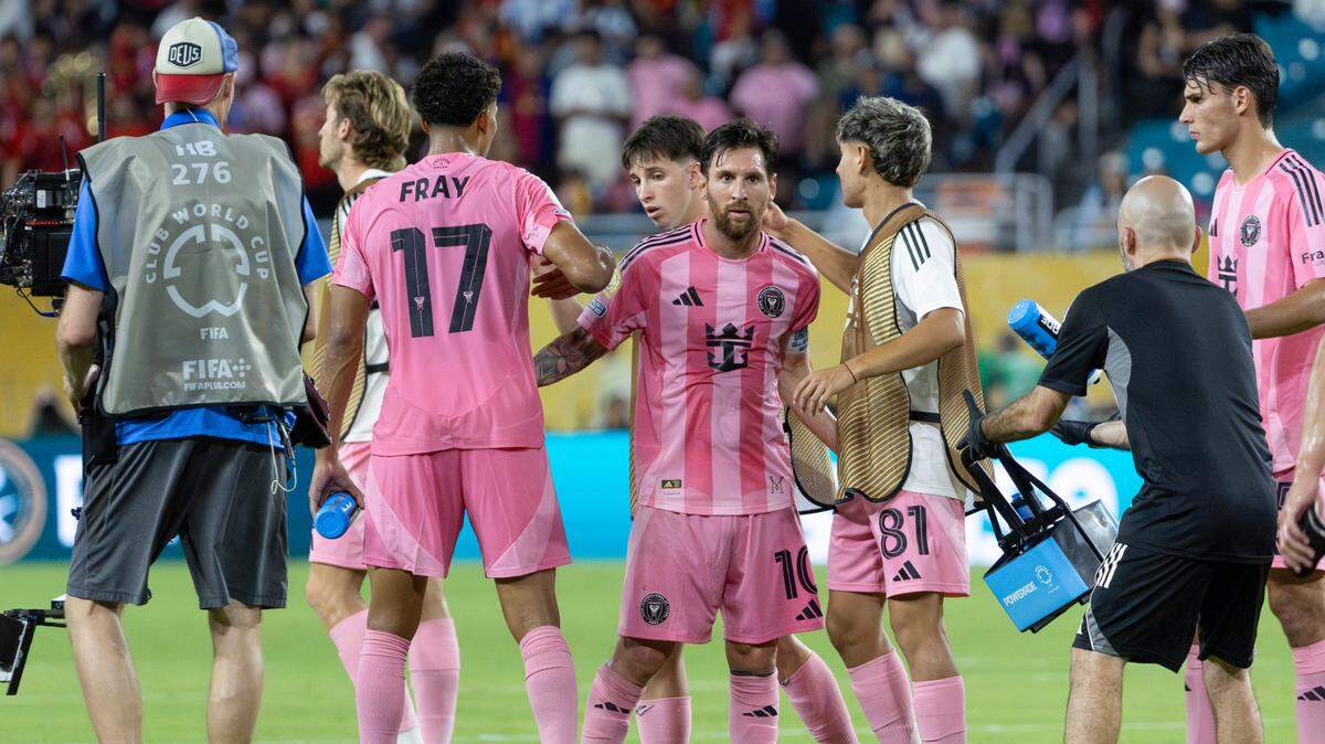 El delantero del Inter Miami, Lionel Messi (centro), saluda a sus compañeros de equipo después del empate 0-0 contra el Al Ahly, en el partido inaugural del Mundial de Clubes celebrado el 14 de junio de 2025 en Miami Gardens, Florida.
