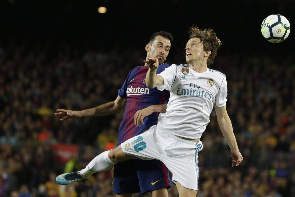 Real Madrid's Luka Modric, right, heads the ball during a Spanish La Liga soccer match between Barcelona and Real Madrid, dubbed 'El Clasico', at the Camp Nou stadium in Barcelona, Spain, Sunday, May 6, 2018. (AP Photo/Emilio Morenatti)