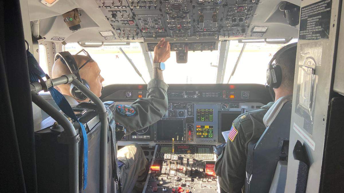 Los pilotos de la Guardia Costera teniente Spencer Zwenger y el subcomandante Joshua Mitcheltree preparan su avión C-144 Ocean Sentry para un patrullaje sobre el Estrecho de la Florida el 14 de enero de 2023.
