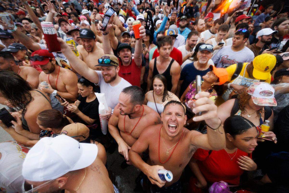 Florida Panthers fans cheer during the Florida Panthers Stanley Cup Victory parade on Sunday, June 30, 2024 down Fort Lauderdale Beach. 