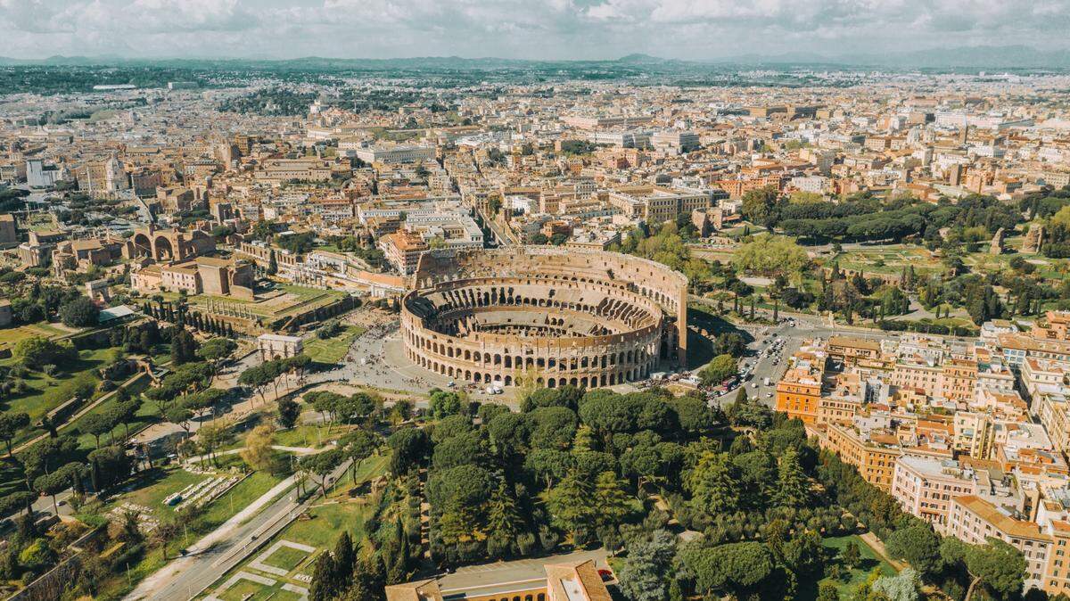Scammers lived in luxury by tricking hundreds of tourists, mostly from other countries, into paying for hotels in Italy that did not exist, cops said.