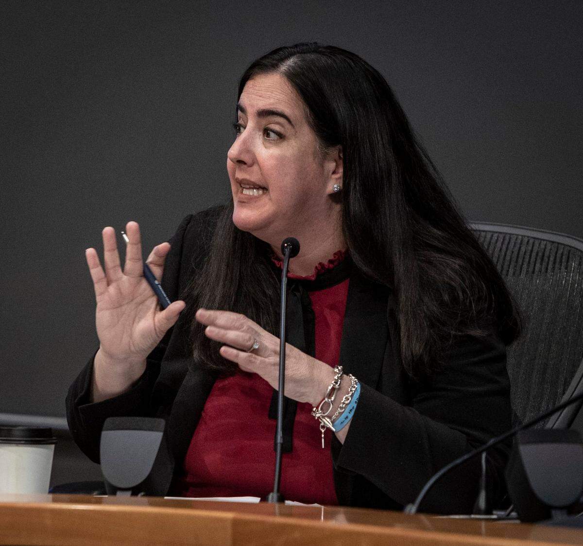 La abogada municipal Victoria Méndez durante una reunión de la Comisión Municipal de Miami, el 12 de enero de 2023.