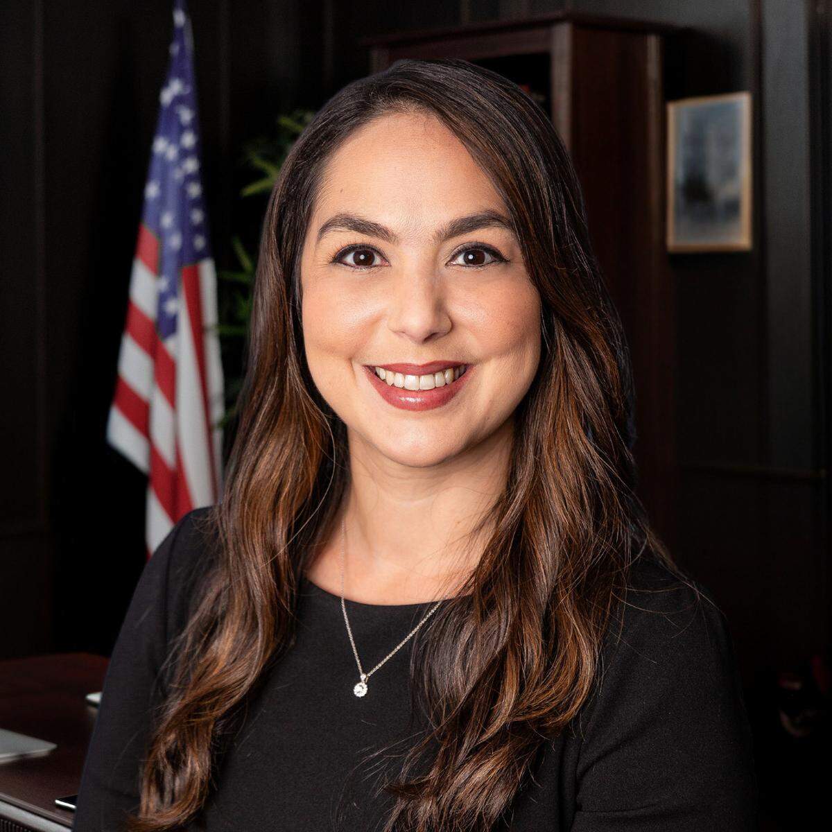 Natalie Milián Orbis es una administradora de Miami-Dade y miembro de la Comisión municipal de West Miami. Solicita su nombramiento para el puesto vacante del Distrito 6 en la Comisión del Condado, dejado vacante por Kevin Cabrera, quien actualmente es embajador en Panamá.
