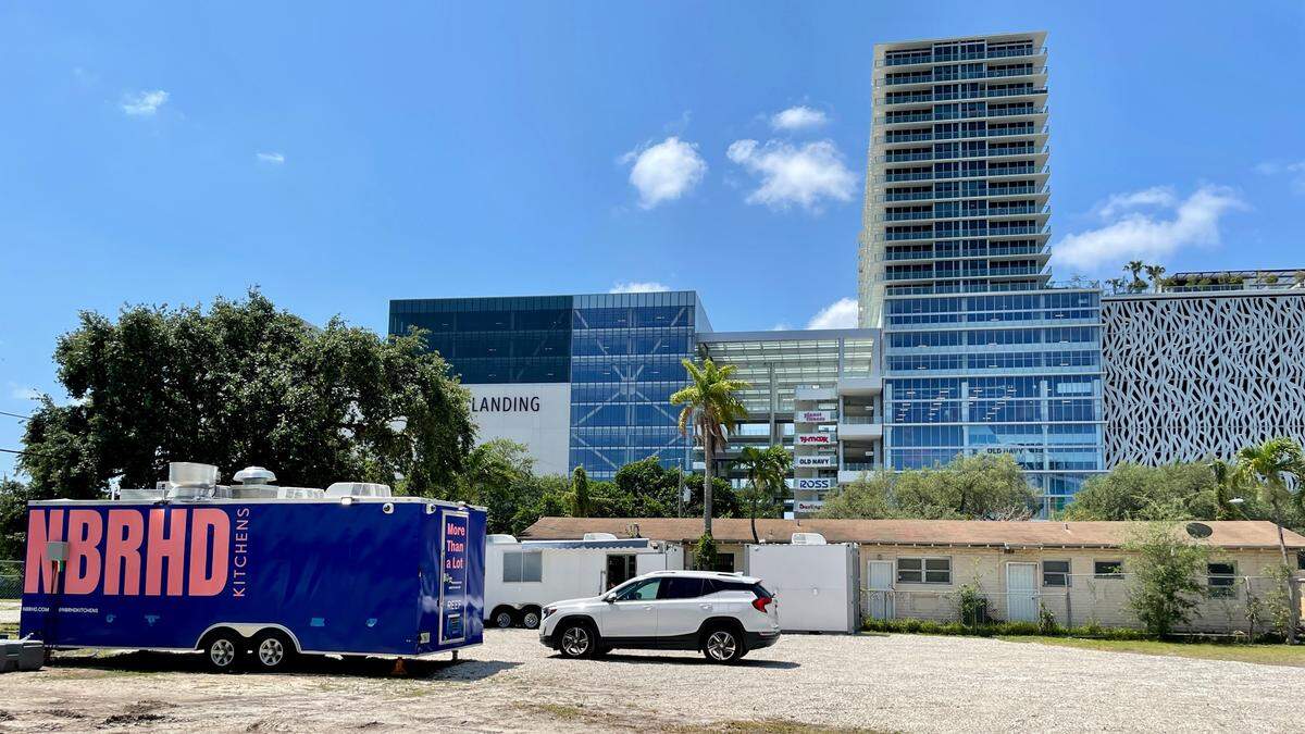REEF Technologies instala sus cocinas móviles en terrenos de su propiedad, como éste en Allapattah, en una grava blanca frente al centro comercial River Landing.