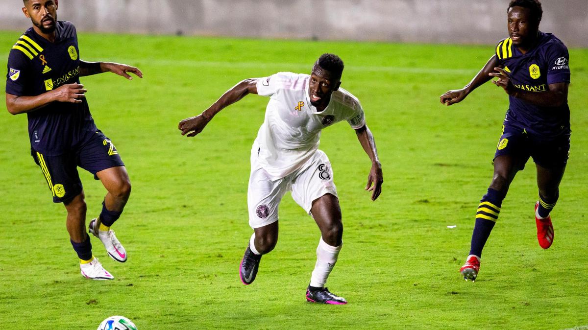 Inter Miami CF midfielder Blaise Matuidi (8) dribbles the ball during the second half of a Major League Soccer match against Nashville SC at Inter Miami CF Stadium in Fort Lauderdale, Florida on Sunday, September 6, 2020.