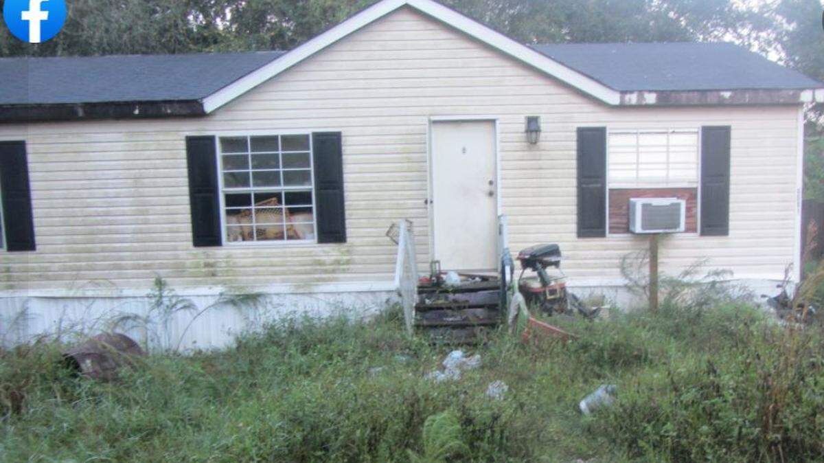 Abandoned house in Arcadia, Florida, with four dead dogs inside