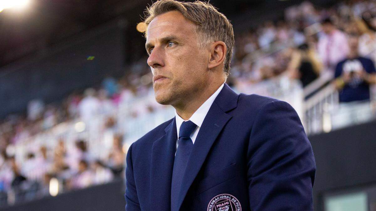 El entrenador del Inter Miami CF, Phil Neville, observa el partido contra Dallas, celebrado el 8 de abril de 2023 en el DRV PNK Stadium, en Fort Lauderdale, Florida.