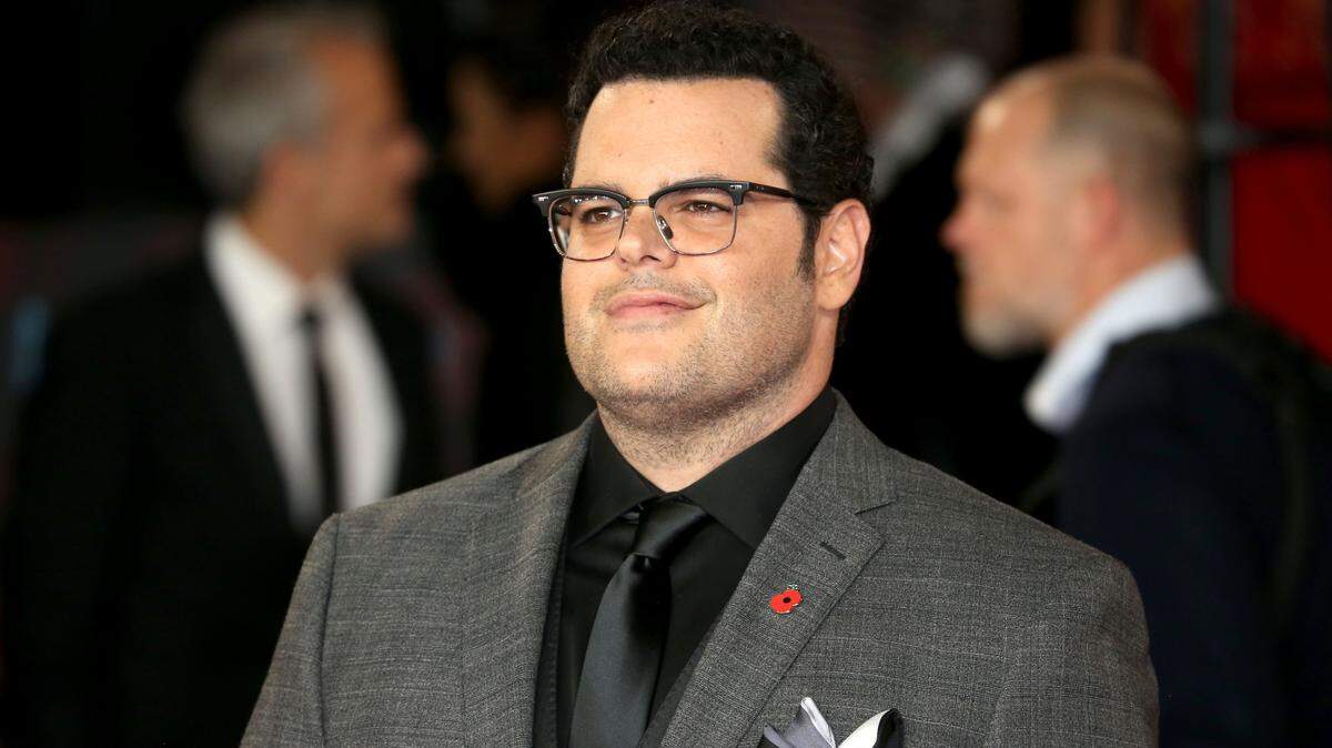 josh gad at premiere of murder on the orient express