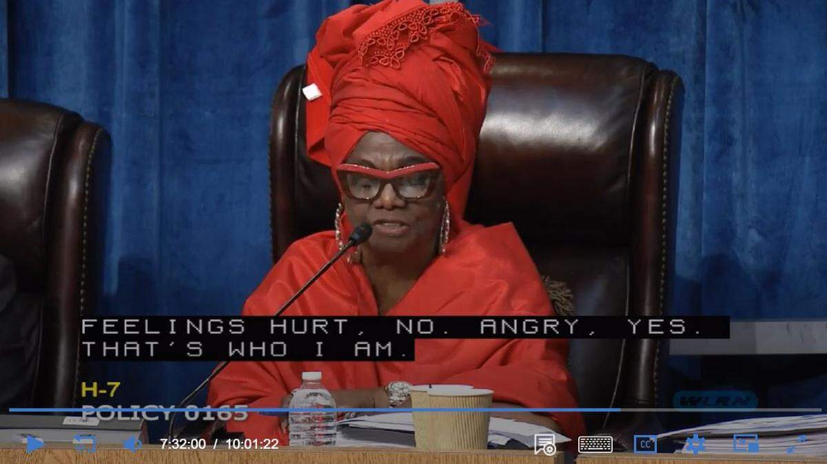 Dorothy Bendross-Mindingall, miembro de la Junta Escolar de Miami-Dade, durante la reunión de la junta del 17 de mayo, en la que miembros de la comunidad afroamericana le pidieron al vicepresidente Danny Espino que se disculpara por intentar excluirla de una reunión pública de la junta.
