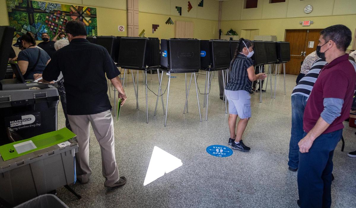Electores de Hialeah votan en la biblioteca John F Kennedy el 27 de octubre de 2021.
